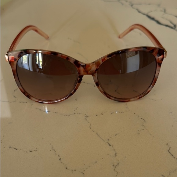 Chic Tortoiseshell Sunglasses - Picture 3 of 16